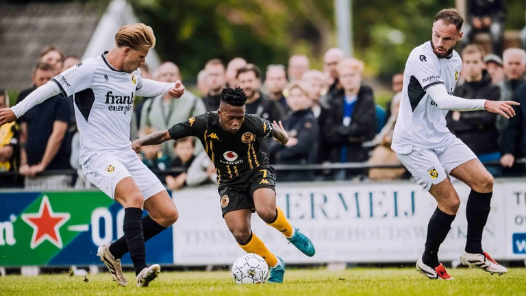 Nhận định bóng đá Utrecht vs Kaizer Chiefs: Khách quyết tâm Utrecht tiếp đón Kaizer Chiefs trên sân nhà vào đêm nay, 11/7/2025, trong khuôn khổ Giao hữu 2025. Đây cũng là lần đầu tiên trong lịch sử Kaizer Chiefs và Utrecht gặp nhau. Cùng lợi thế về mặt sân bãi, Utrecht được đánh giá cao hơn đối thủ về chất lượng đội hình. Tuy nhiên khả năng giành chiến thắng của Utrecht ở cuộc so tài sắp tới bị đánh giá thấp. Bởi ở các trận đấu giao hữu, đội bóng này vẫn thường ưu tiên sử dụng đội hình dự bị với đa số là những cầu thủ trẻ. Trận "làm nóng" đầu tiên ở mùa giải này, Utrecht đã để thua đối thủ đồng cân đồng lạng FCSB với tỷ số 1-3. Trên sàn giao dịch châu Á, Utrecht cũng là cái tên kém tin cậy. 4 lần xuất quân vừa qua họ toàn thua theo kèo handicap. Bên kia chiến tuyến Kaizer Chiefs lại đang tạo được sự tin tưởng ở các chuyến làm khách. Đơn cử như 6 trận xa nhà gần nhất, Kaizer Chiefs bất bại 4 lần với 2 chiến thắng và 2 trận hòa. Soi kèo Utrecht vs Kaizer Chiefs, Giao hữu, 21h00 ngày 11/7 Kaizer Chiefs thắng kèo châu Á: Kaizer Chiefs bất bại 5/8 trận gần đây trên sân khách theo kèo handicap. Phía đối diện, Utrecht thua liên tiếp 4 trận vừa qua theo chỉ số tương tự. Dưới 3 bàn: 4/5 trận gần đây của Utrecht khép lại mà không có quá 2 bàn thắng. 7/11 trận vừa qua của Kaizer Chiefs cũng kết thúc mà không thể vượt mốc 2 bàn thắng. Link xem trực tiếp bóng đá Utrecht vs Kaizer Chiefs, 21h00 ngày 11/7 Cập nhật thông tin lực lượng Utrecht vs Kaizer Chiefs mới nhất hôm nay: Utrecht: Vắng Taylor Booth (chấn thương cơ đùi), Ole Romeny (chấn thương đầu gối) và Mike van der Hoorn (chấn thương bắp chân) do chấn thương. Kaizer Chiefs: Vắng Taylor Booth (chấn thương cơ đùi), Ole Romeny (chấn thương đầu gối) và Mike van der Hoorn (chấn thương bắp chân) do chấn thương. Lịch sử đối đầu Utrecht vs Kaizer Chiefs đầy đủ nhất Phong độ gần đây của Utrecht Phong độ gần đây của Kaizer Chiefs